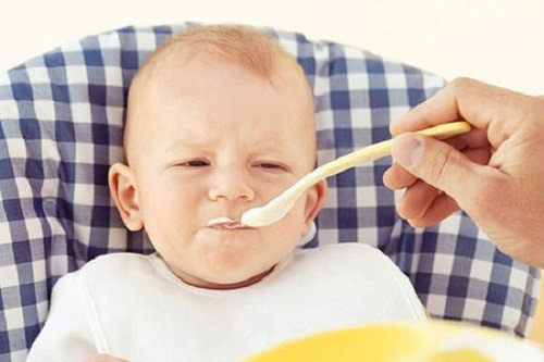 Trẻ sơ sinh 3 tháng rưỡi có nên ăn dặm ? Chỉ nên cho tre ăn dặm từ 6 tháng tuổi