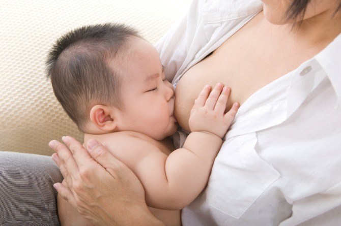 Trẻ sơ sinh bị tiêu chảy cần được bú mẹ đầy đủ để bổ sung điện giải