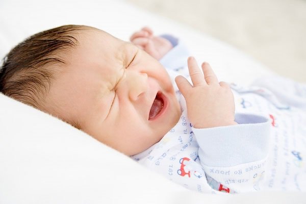 Nguyên nhân khiến trẻ sơ sinh bị nghẹt mũi là do bé bị cảm lạnh, dị ứng, nhiễm virus,..