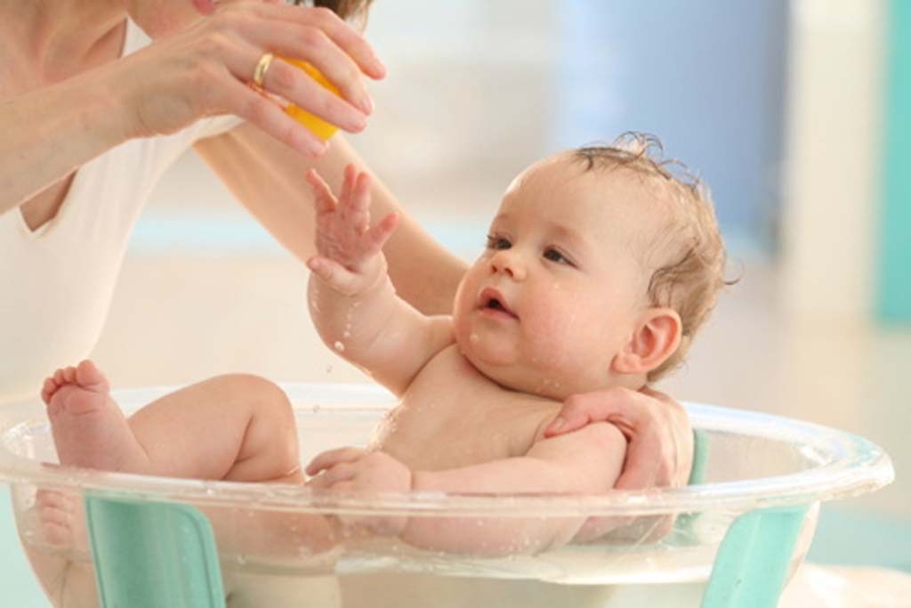 Trẻ sơ sinh bị uống nước khi tắm có sao không?