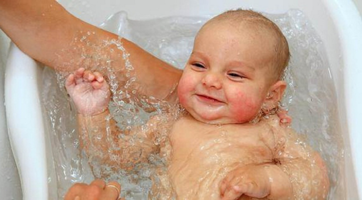 Trẻ sơ sinh bị uống nước khi tắm có sao không? Cách sơ cứu kịp thời 7